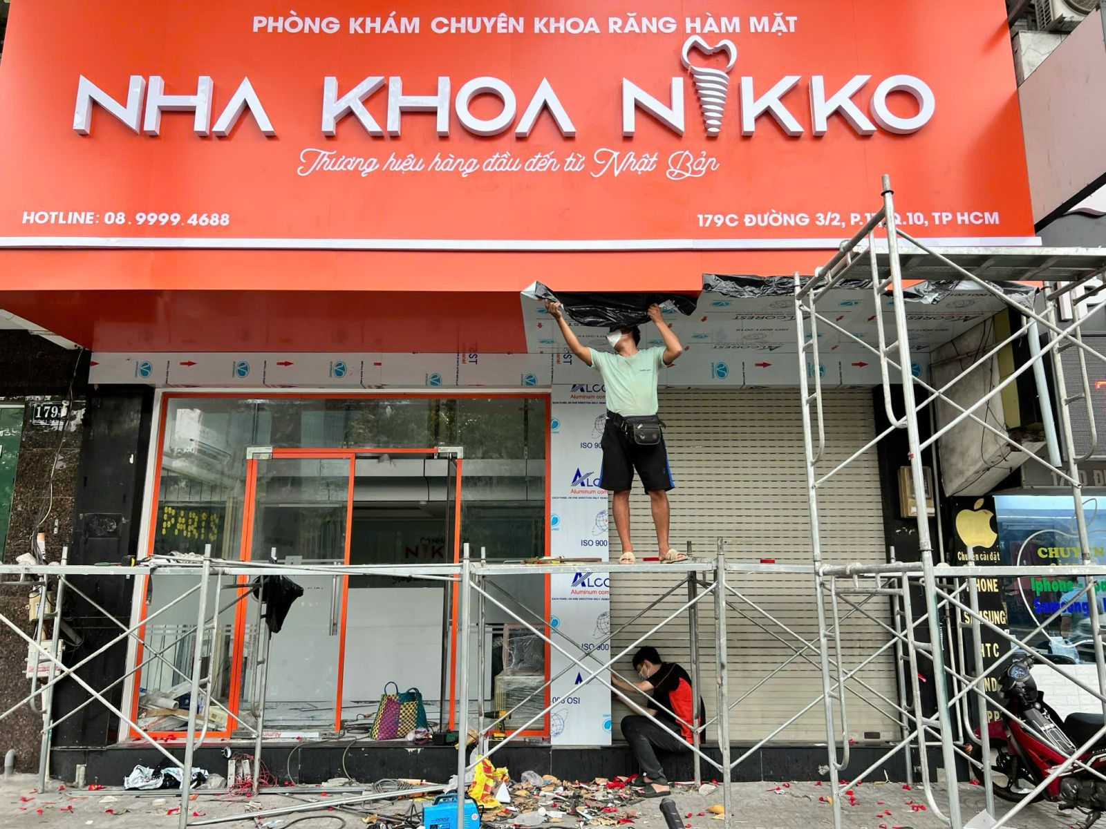 thi công chữ nổi mica